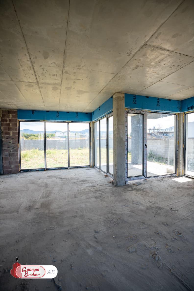 იყიდება ახალი გარემონტებული 5 ოთახიანი სახლი